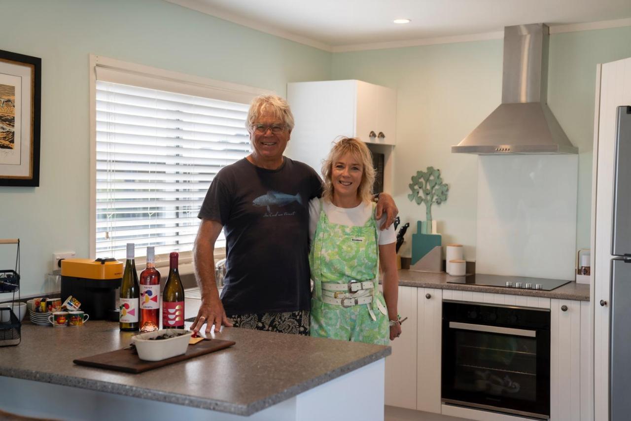 Beach Front Wine Makers Cottage Te Awanga Экстерьер фото