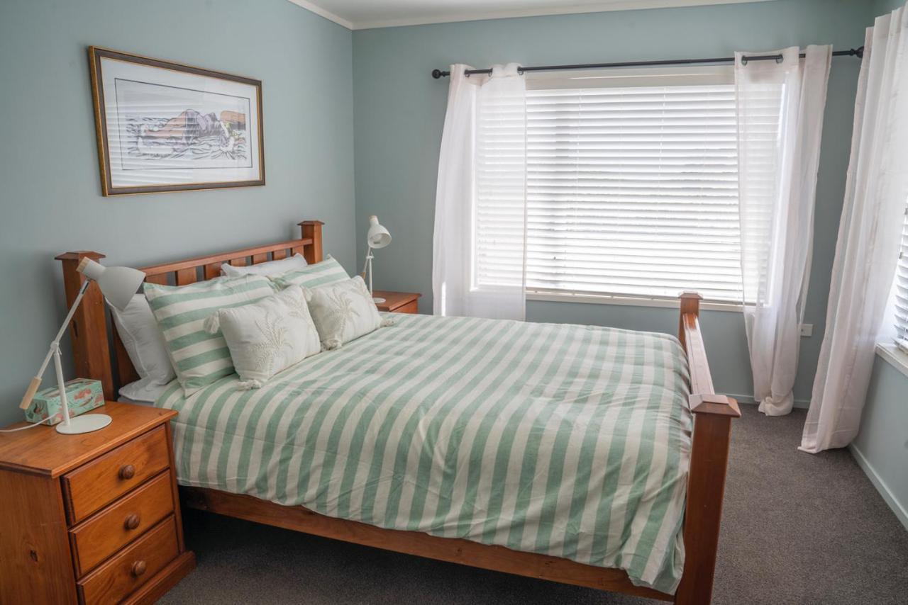 Beach Front Wine Makers Cottage Te Awanga Экстерьер фото